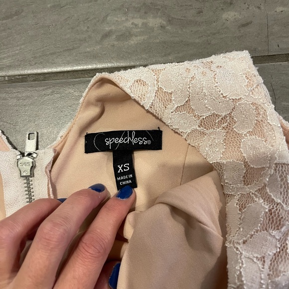 Lace dress - Picture 2 of 2